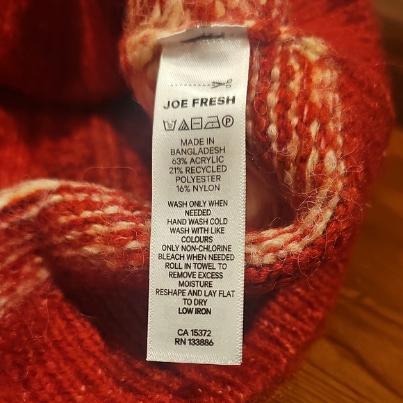 Scandinavian Style Red and Cream Knit Sweater - Picture 10 of 10